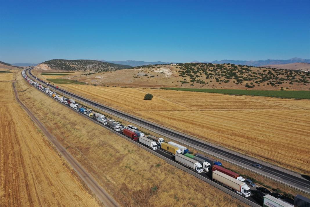 TIR ve otomobiller birbirine girdi! Ölü ve yaralılar var 8